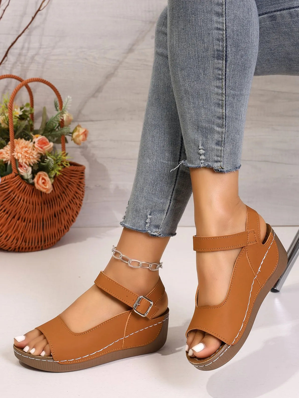 ⏰Flash Sale 50% OFF🔥Women's summer beach thick soled sandals with exposed toe and thick sole splicing design