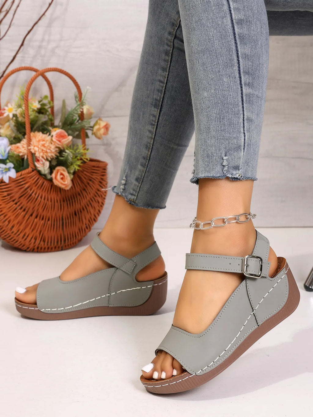 ⏰Flash Sale 50% OFF🔥Women's summer beach thick soled sandals with exposed toe and thick sole splicing design