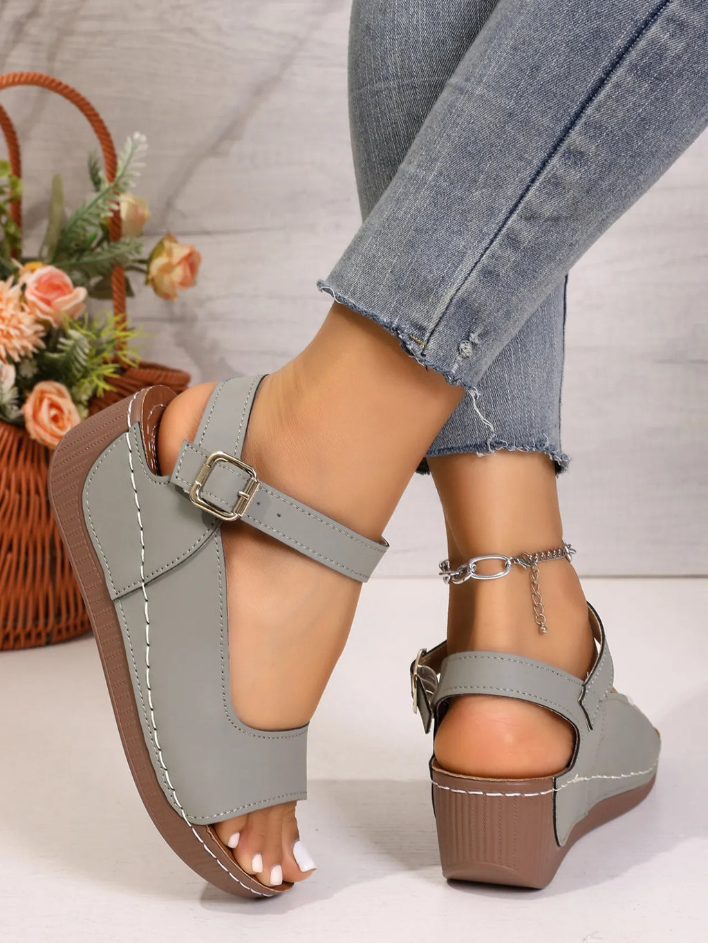 ⏰Flash Sale 50% OFF🔥Women's summer beach thick soled sandals with exposed toe and thick sole splicing design