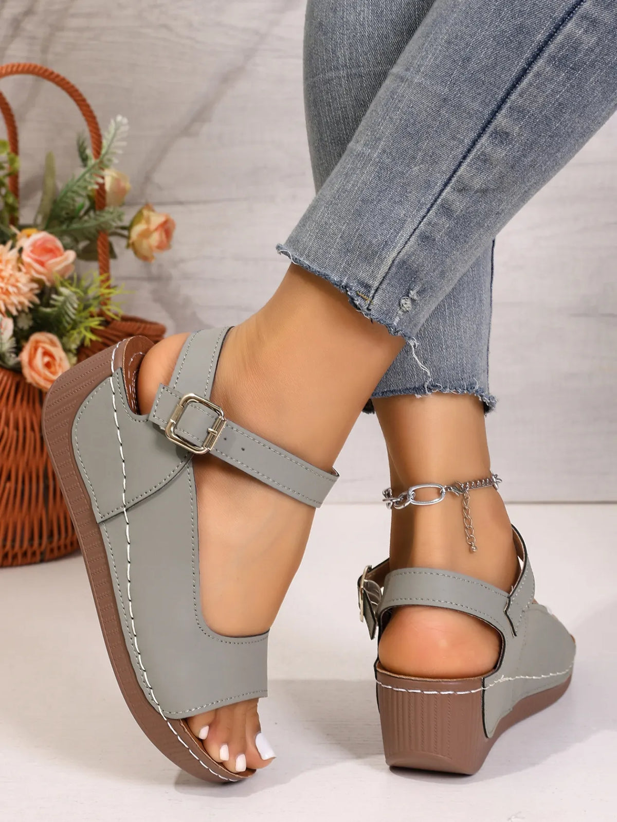 ⏰Flash Sale 50% OFF🔥Women's summer beach thick soled sandals with exposed toe and thick sole splicing design