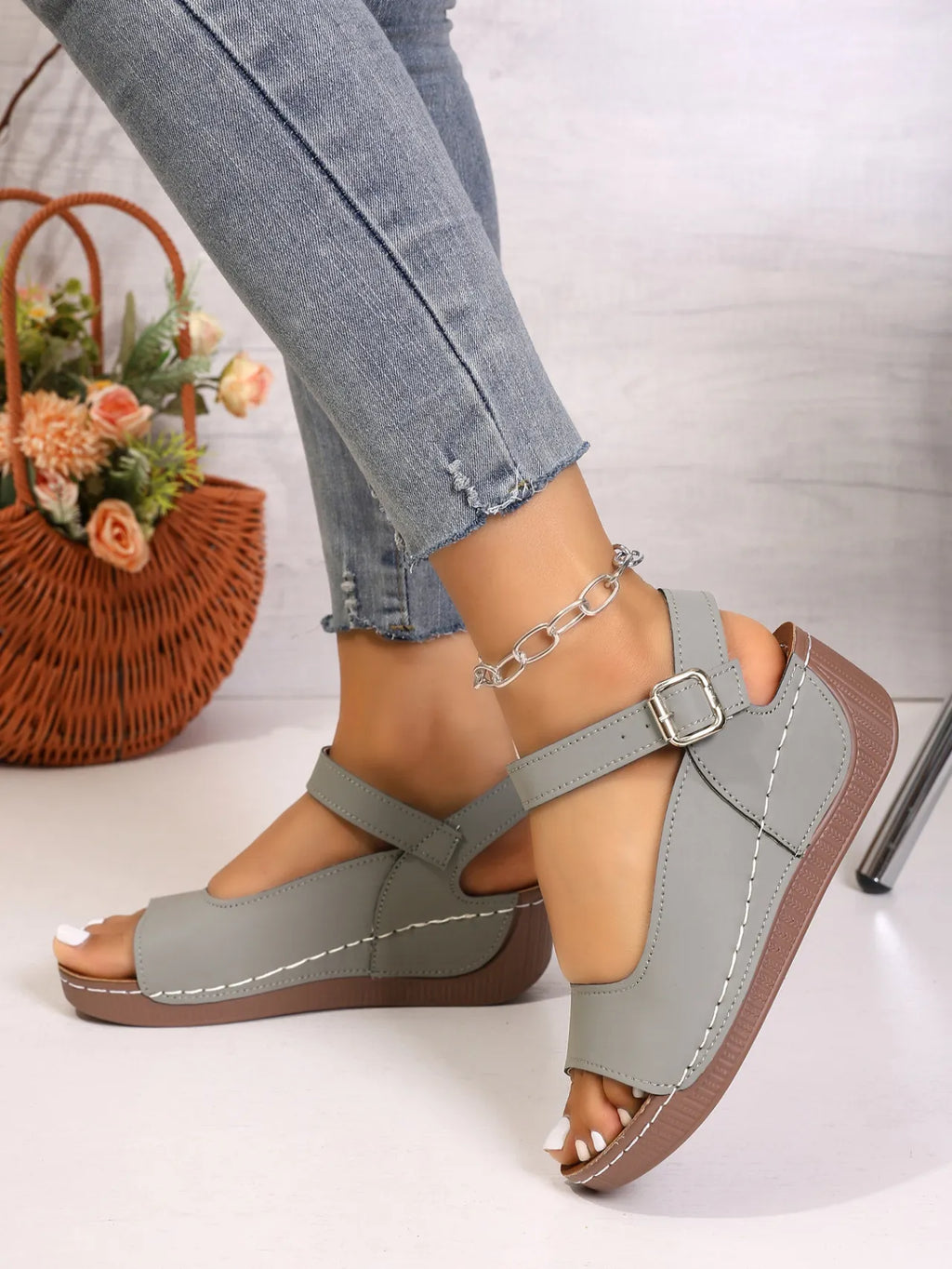 ⏰Flash Sale 50% OFF🔥Women's summer beach thick soled sandals with exposed toe and thick sole splicing design