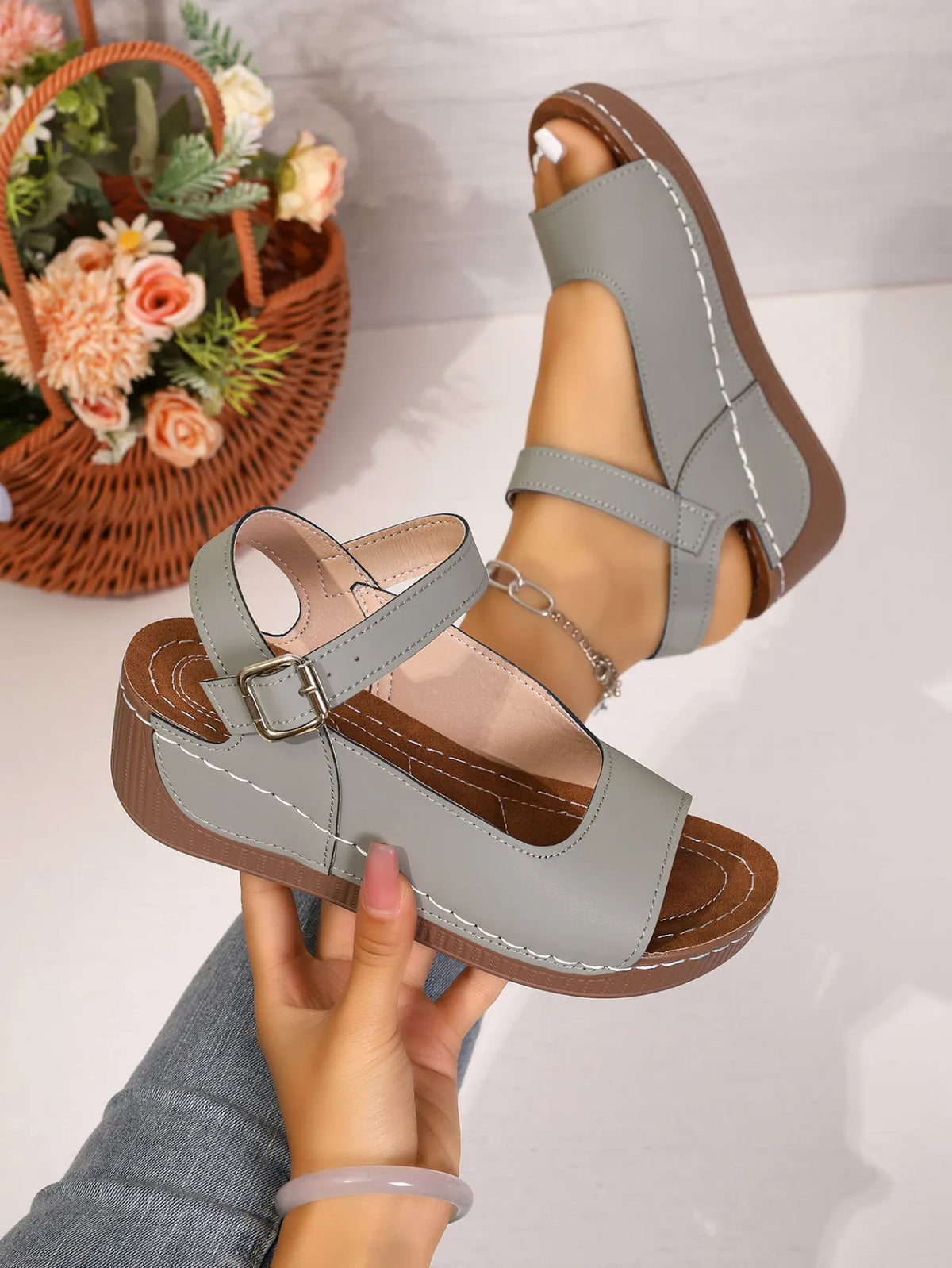 ⏰Flash Sale 50% OFF🔥Women's summer beach thick soled sandals with exposed toe and thick sole splicing design