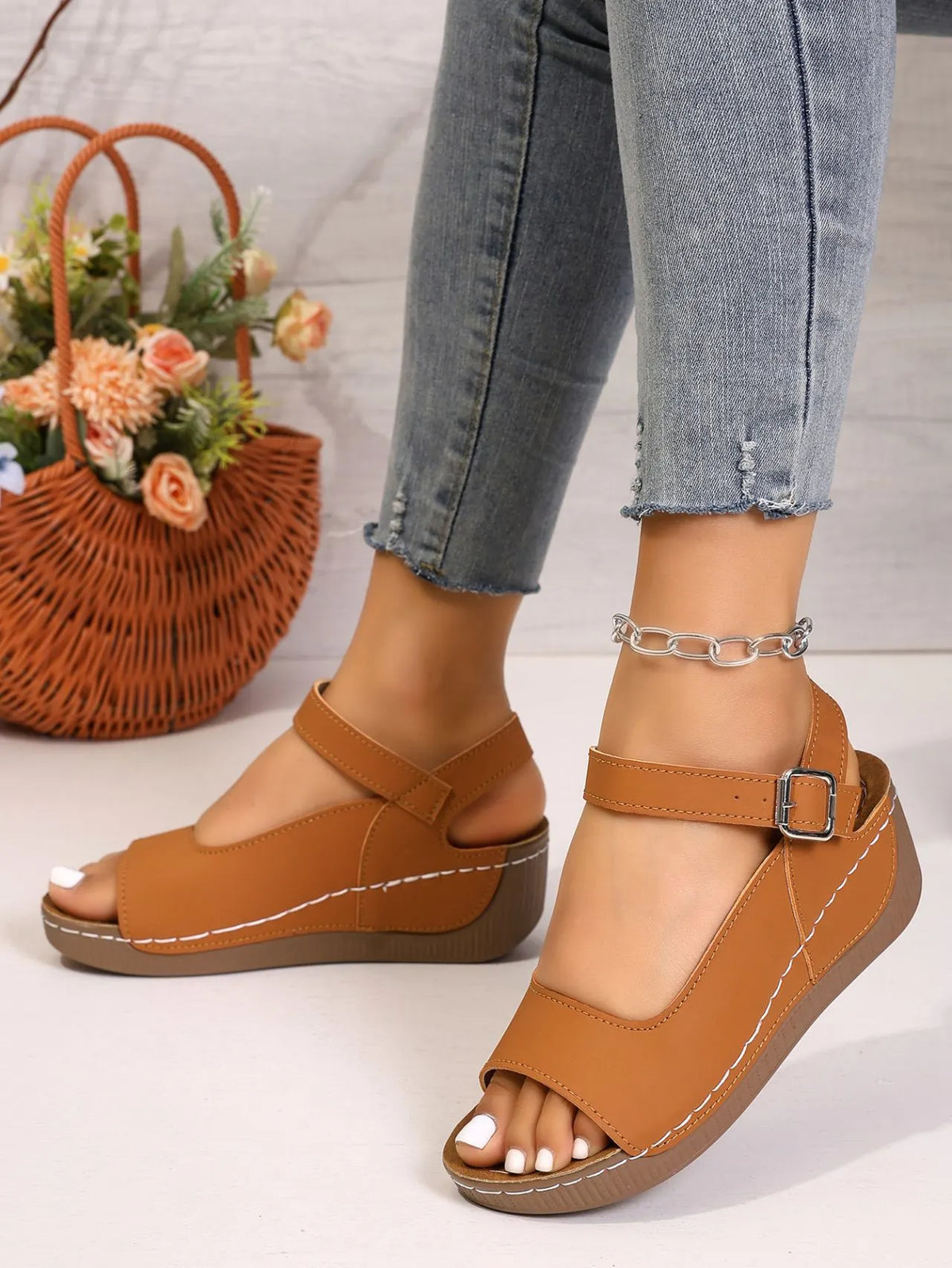 ⏰Flash Sale 50% OFF🔥Women's summer beach thick soled sandals with exposed toe and thick sole splicing design