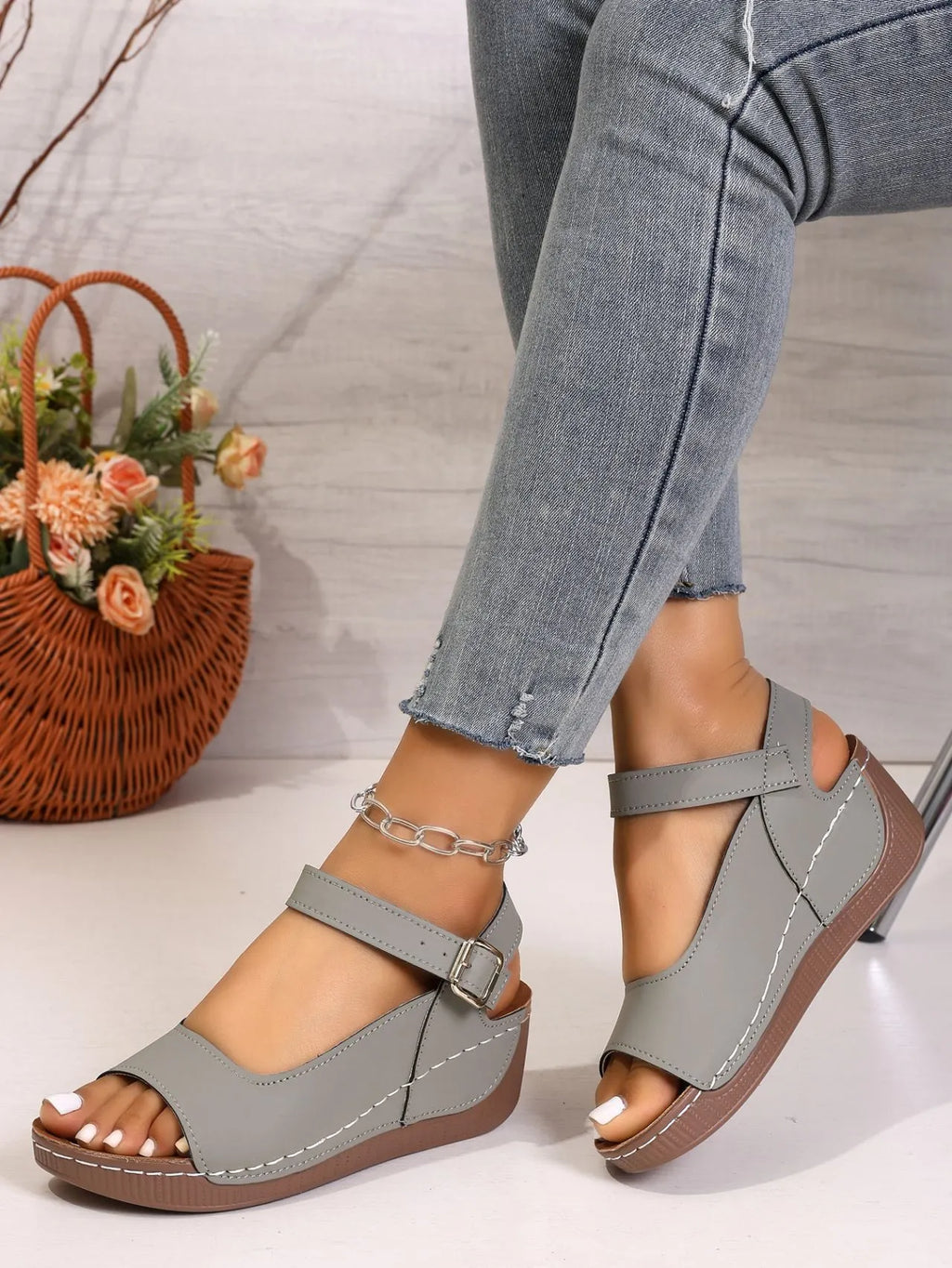 ⏰Flash Sale 50% OFF🔥Women's summer beach thick soled sandals with exposed toe and thick sole splicing design